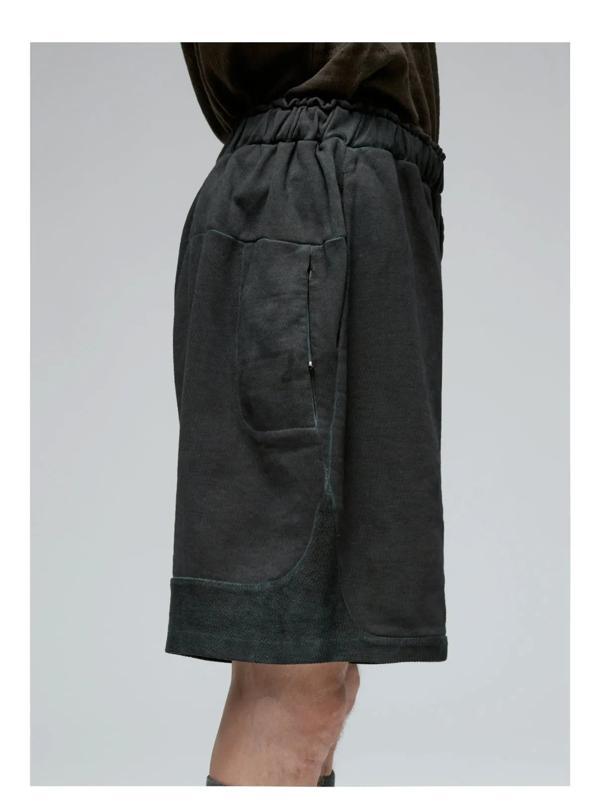 Loose-fitting sports shorts